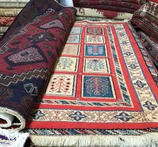 Tapis orientaux colorés et détaillés.