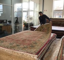 Homme pliant des tapis orientaux.