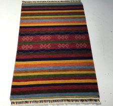 Tapis coloré avec motifs géométriques.