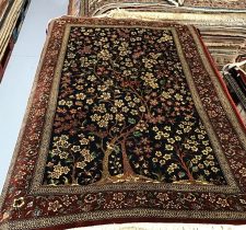 Tapis oriental avec motifs floraux.