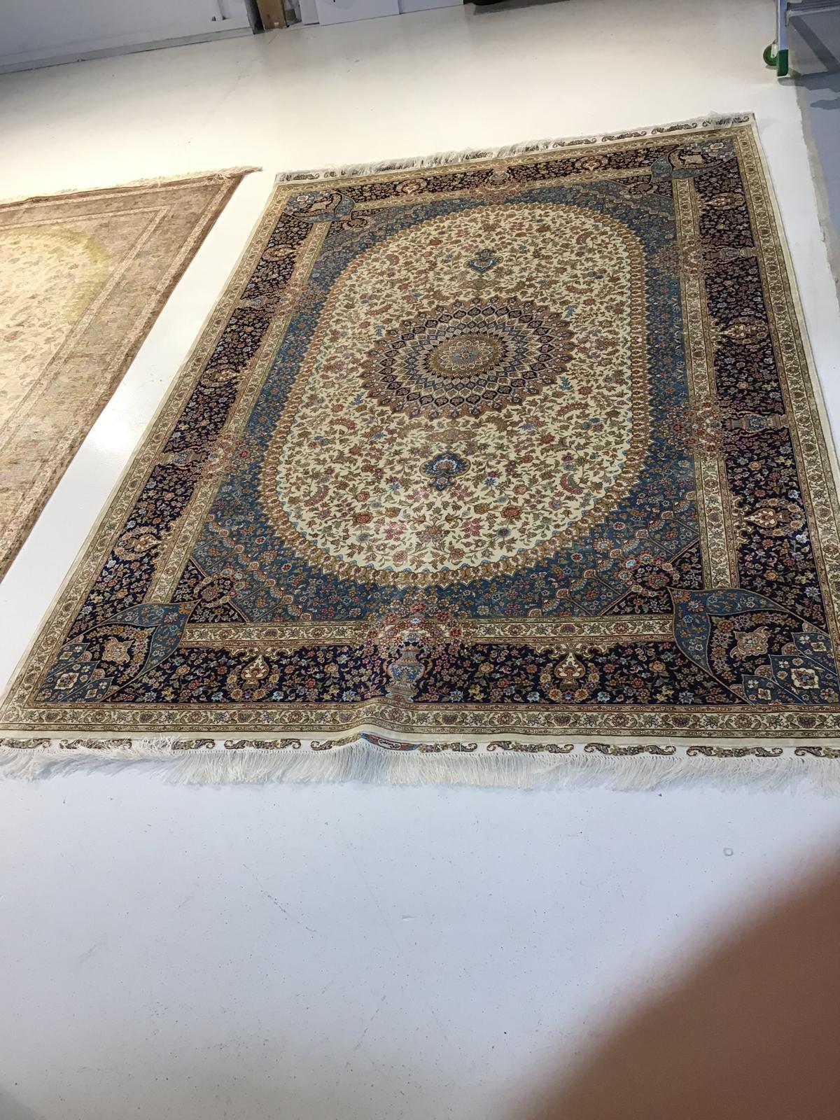 Tapis oriental aux motifs complexes.
