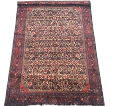 Tapis oriental richement décoré.