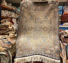 Tapis oriental avec motifs complexes.