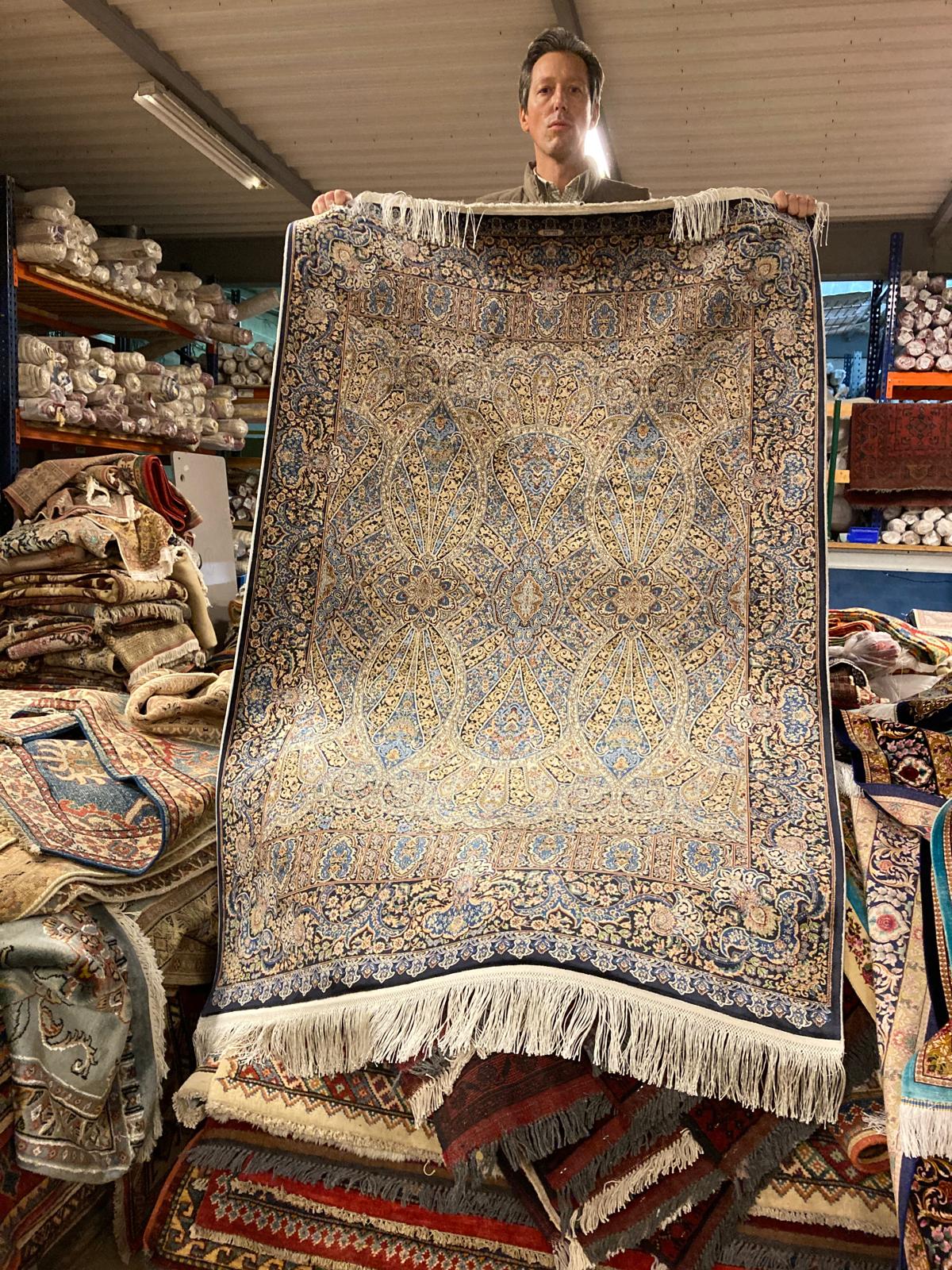 Tapis oriental avec motifs complexes.