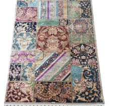 Tapis oriental coloré et décoratif.