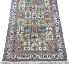Tapis oriental aux motifs colorés.