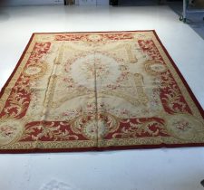 Tapis oriental aux motifs floraux élégants.