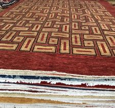 Tapis oriental avec motifs géométriques.