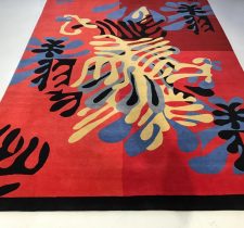 Tapis coloré avec motifs abstraits.