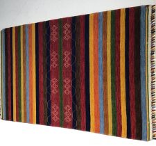 Tapis coloré avec des rayures vives.