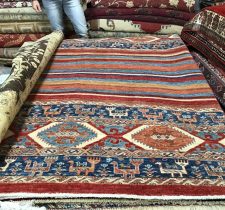 Tapis oriental coloré et détaillé.