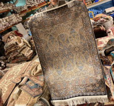 Tapis coloré dans un magasin.