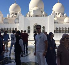 Mosquée majestueuse avec visiteurs.